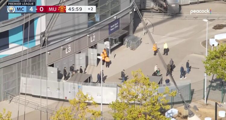 Hinchas del Manchester United abandonaron el Derby abandonaron antes del final del primer tiempo.