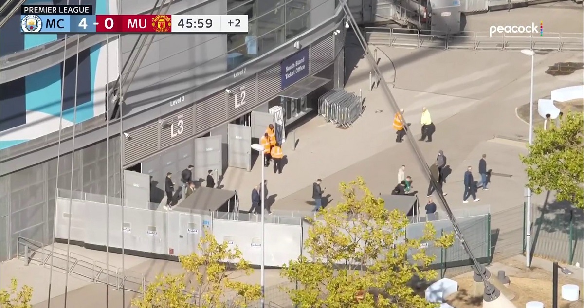 Hinchas del Manchester United abandonaron el Derby abandonaron antes del final del primer tiempo.