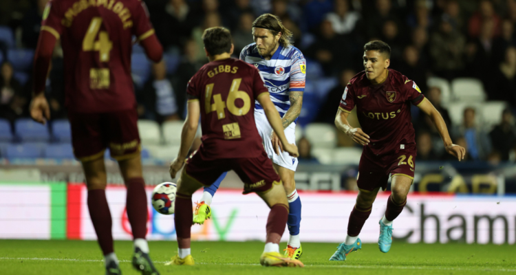 Marcelino salta al liderato de la Championship.