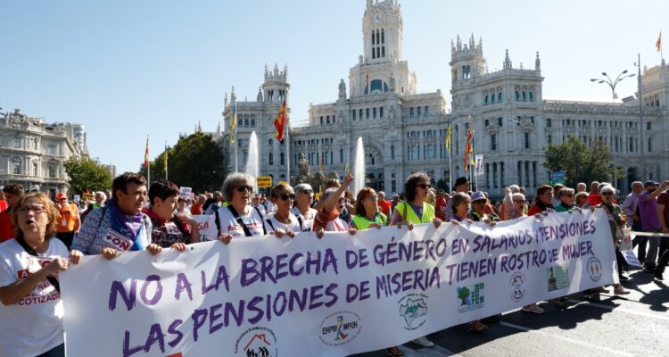 Miles de personas marchan en España pidiendo que pensiones y salarios suban según el IPC