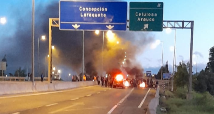Pescadores de Arauco incendian barricadas en Ruta 160 tras prohibición de extracción por marea roja
