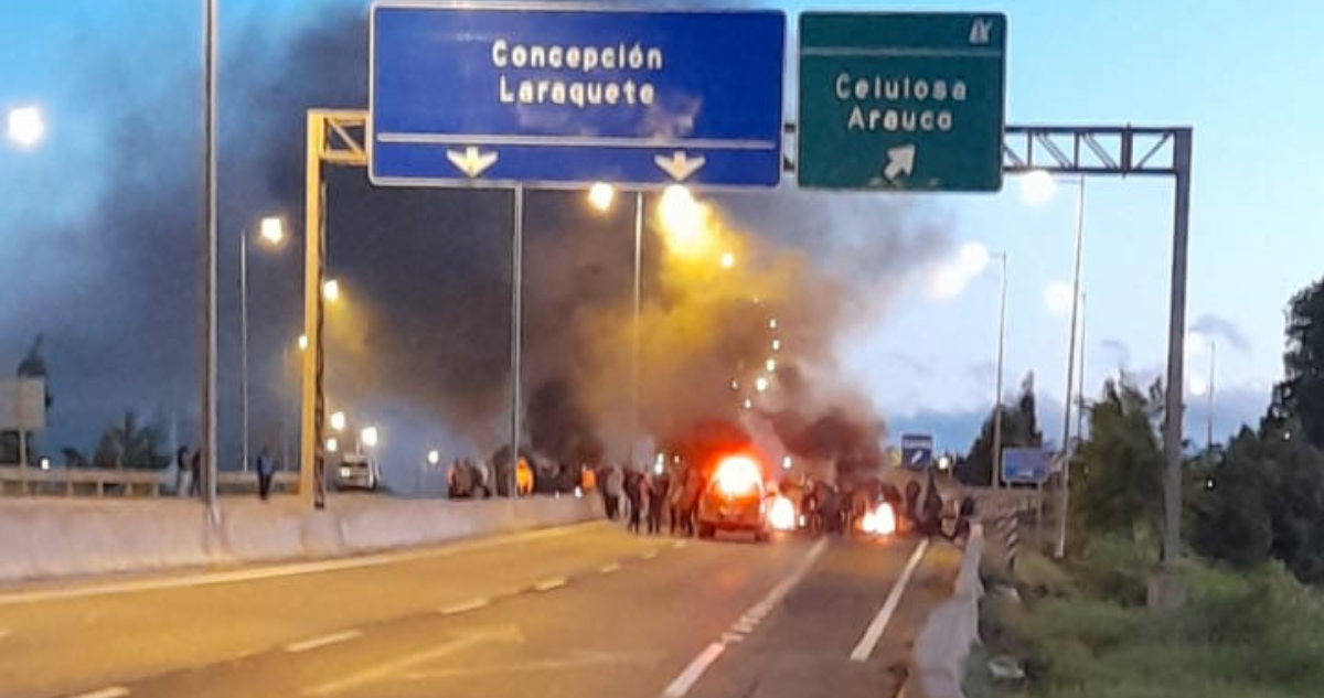 Pescadores de Arauco incendian barricadas en Ruta 160 tras prohibición de extracción por marea roja