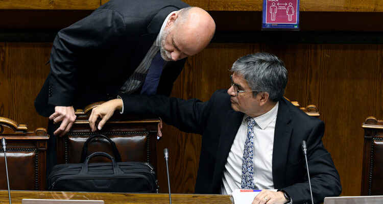 Alvaro Elizalde conversa con el minitro Mario Marcel , durante ek Proyecto de ley, que promueve la competencia e inclusión financiera a través de la innovación y tecnología en la prestación de servicios financieros, con segundo informe de la Comisión de Hacienda