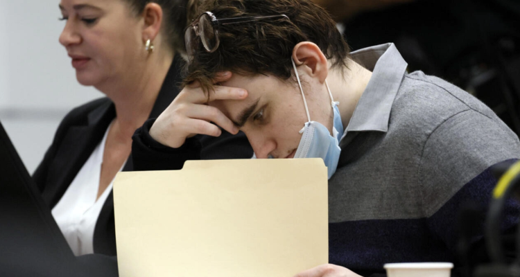 Nikolas Cruz, durante una audiencia justo antes de que el jurado reanudara las deliberaciones, en el juzgado del condado de Broward en Fort Lauderdale, Florida.