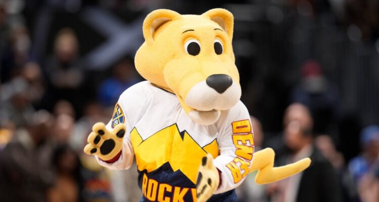 “Rocky”, mascota de los Nuggets de la NBA, gana tres veces más que la mejor jugadora de la WNBA.