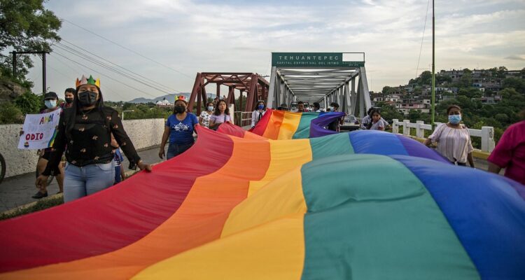 Personas participan en la marcha del orgullo LGBT+, en el municipio de Tehuantepec, estado de Oaxaca (México).