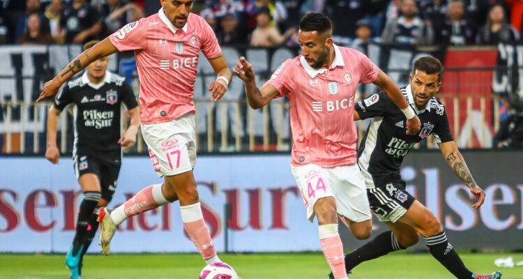 Mauricio Isla jugando ante Colo Colo.
