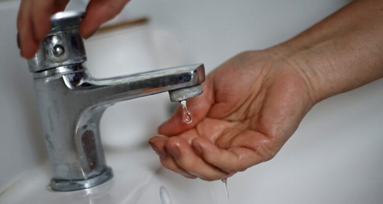 A las 15:00 horas comenzará corte de agua potable en 8 comunas de Santiago