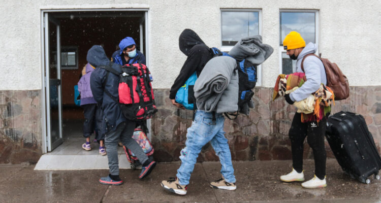 CPLT ordena al Servicio de Migraciones informar vuelos de expulsión de extranjeros