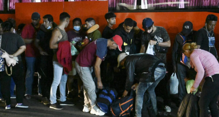 Migrantes de Venezuela retornan a su país tras orden de EEUU de expulsar a “ciudadanos ilegales”