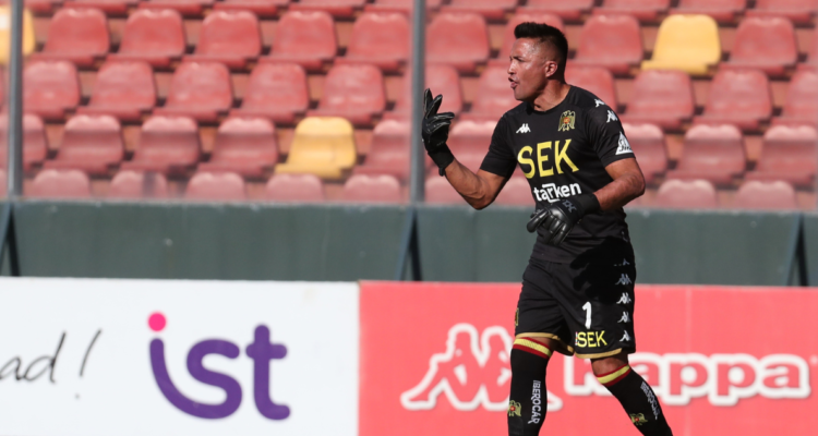 Miguel Pinto se enfurece por el cobre de un penal en la derrota ante Cobresal.