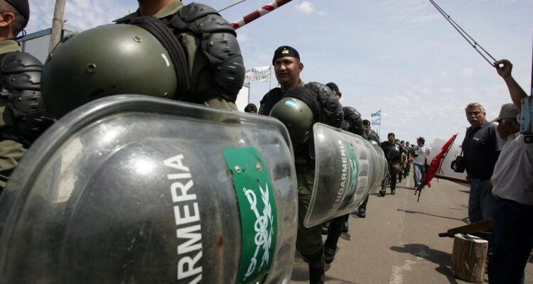 Argentina despliega tropas federales en zona de conflicto con mapuches.