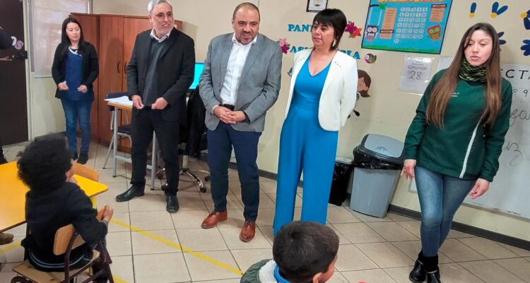 Ministro Mineduc en sala de clases