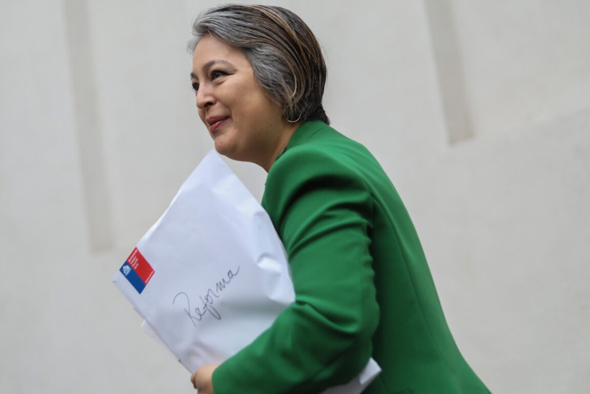 Ministra Jeanette Jara con carpeta de Reforma Previsional