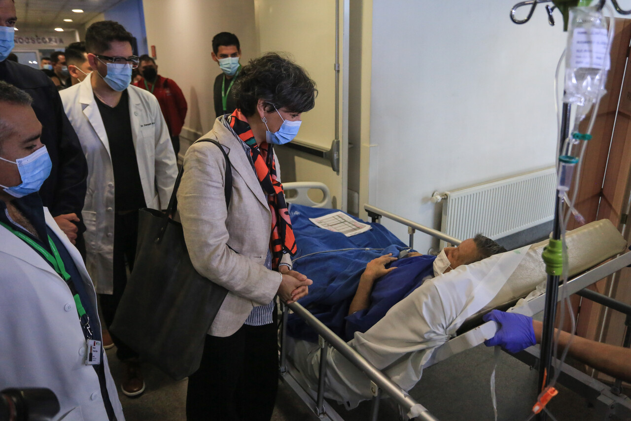 Autoridades sanitarias, liderados por la Ministra de Salud, Ximena Aguilera, junto al subsecretario de Redes Asistenciales, Fernando Araos, asisten a operativo de reducción de listas de espera en el Hospital El Carmen.