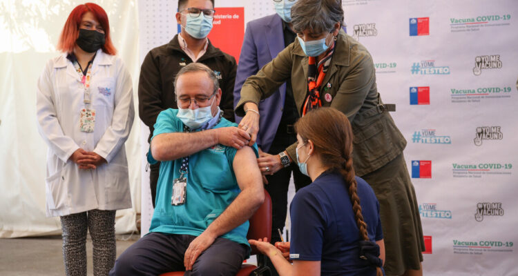 Ministra de Salud, Ximena Aguilera, junto a los subsecretarios de Salud Pública, Cristóbal Cuadrado, y de Redes Asistenciales, Fernando Araos, dan inicio al proceso de inoculación con la vacuna bivalente contra el COVID-19, para funcionarios de la salud.
