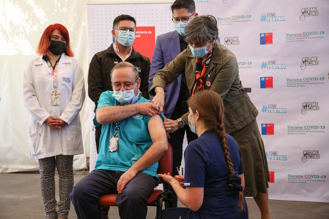 Ministra de Salud, Ximena Aguilera, junto a los subsecretarios de Salud Pública, Cristóbal Cuadrado, y de Redes Asistenciales, Fernando Araos, dan inicio al proceso de inoculación con la vacuna bivalente contra el COVID-19, para funcionarios de la salud.