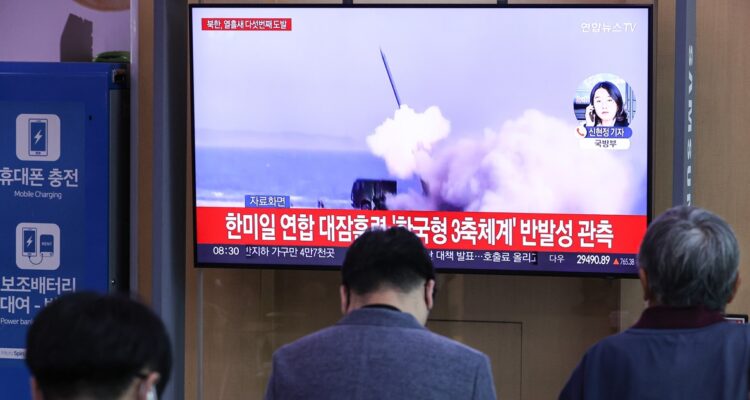 Imágenes de lanzamientos de misiles en la televisión surcoreana.