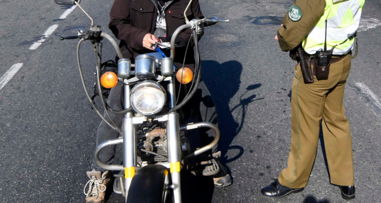Motociclista que no contaba con la licencia respectiva agrede a carabineros durante fiscalización