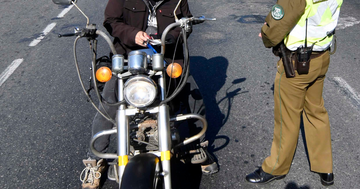 Motociclista que no contaba con la licencia respectiva agrede a carabineros durante fiscalización