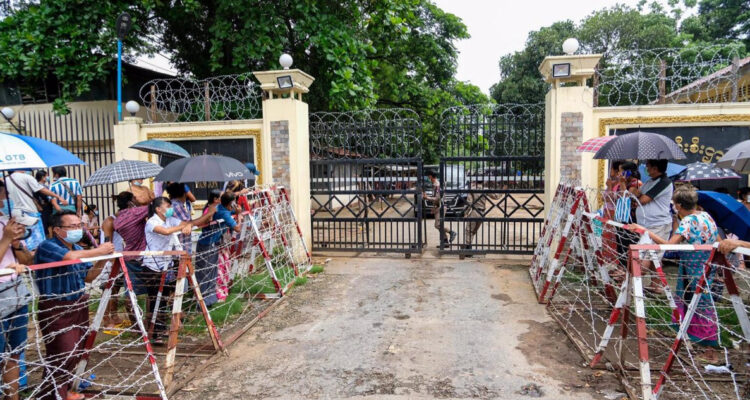 Al menos 8 muertos y 18 heridos tras explosiones en la mayor cárcel de Birmania