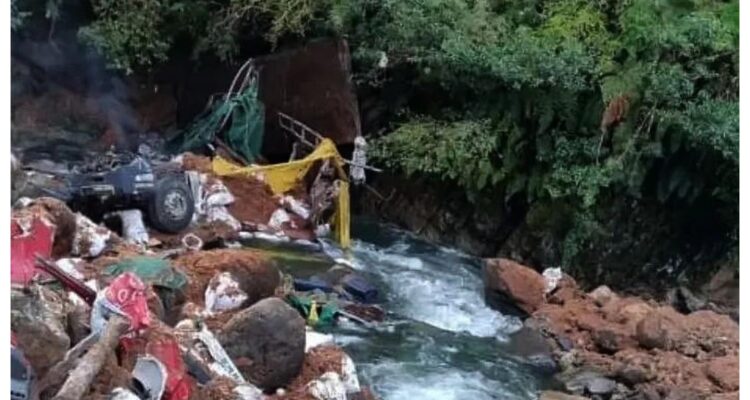 mujer-23-años-muere-desbarrancar-cuesta-moraga-chaiten