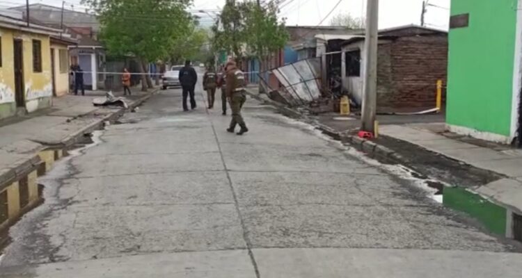 Mujer muere baleada tras largo enfrentamiento en Conchalí: sujetos quemaron su vivienda