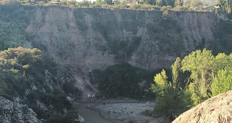Mujer muere tras caer desde 60 metros de altura al río Maipo: confuso incidente deja un detenido