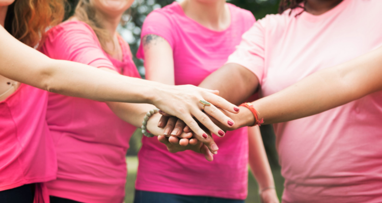 Grupo de mujeres diagnosticadas con cáncer, luchando contra la enfermedad