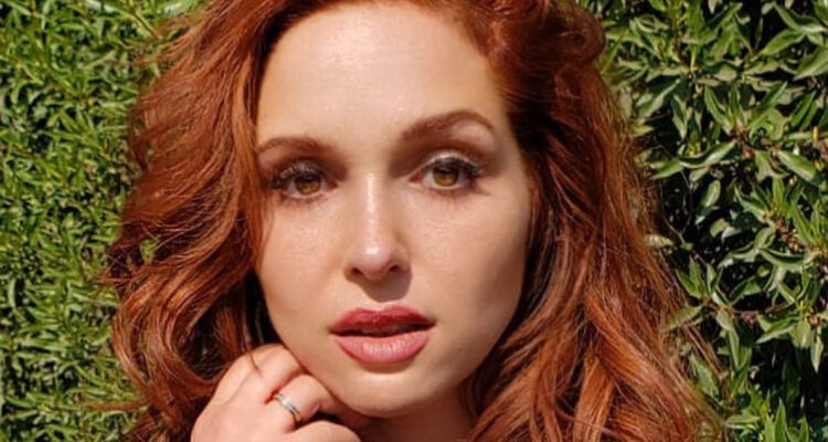 Nicole Block mira hacia la cámara seria.