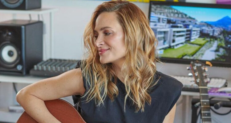 La cantante chilena Nicole mira hacia un costado con media sonrisa. La artista se refirió a la demanda por paternidad de su esposo Sergio Lagos.