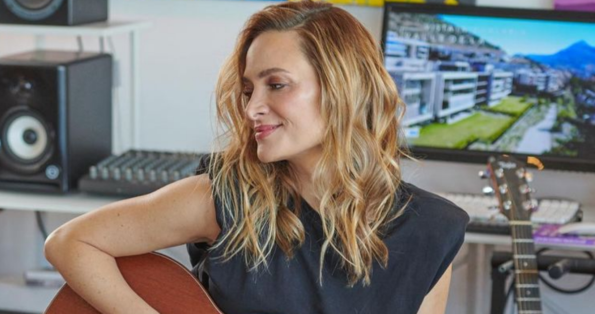 La cantante chilena Nicole mira hacia un costado con media sonrisa. La artista se refirió a la demanda por paternidad de su esposo Sergio Lagos.