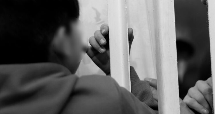 Niño secuestrado por padre y abuela