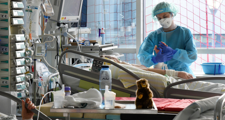 Un centenar de niños mueren en Indonesia: sospechan de jarabes adulterados