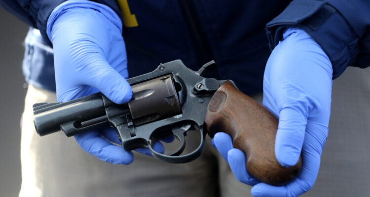 Sujeto balea a notario y luego se quita la vida en Santa Cruz