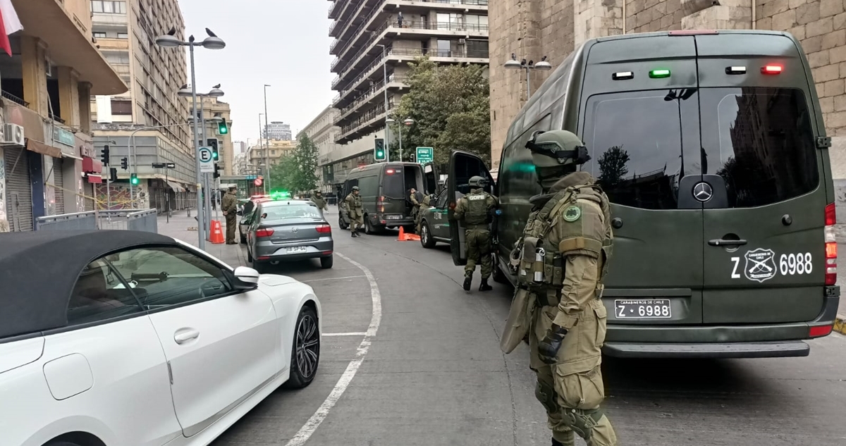 Carabineros trabaja revisando un objeto sospechoso encontrado en pleno centro de Santiago
