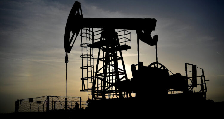 OPEP+ recorta producción petrolera en 2 millones de barriles diarios