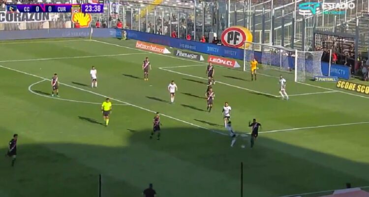 Óscar Opazo coqueteó con la expulsión ante Curicó Unido.