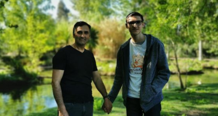 Padre de joven con TEA denuncia comentarios homofóbicos al caminar de la mano con su hijo