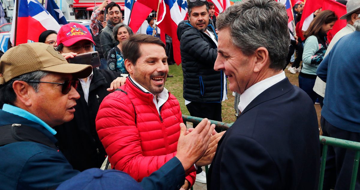 El líder del Team Patriota, Francisco Muñoz (i) y el diputado Gonzalo de la Carrera (d), en medio de una manifestación del Team Patriota en el frontis del Congreso Nacional, que rechazan un nuevo proceso constituyente.