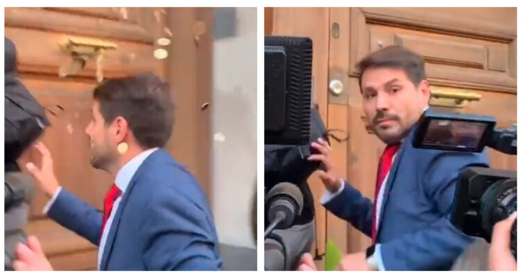 Pancho Malo recibe monedas entrando al Congreso