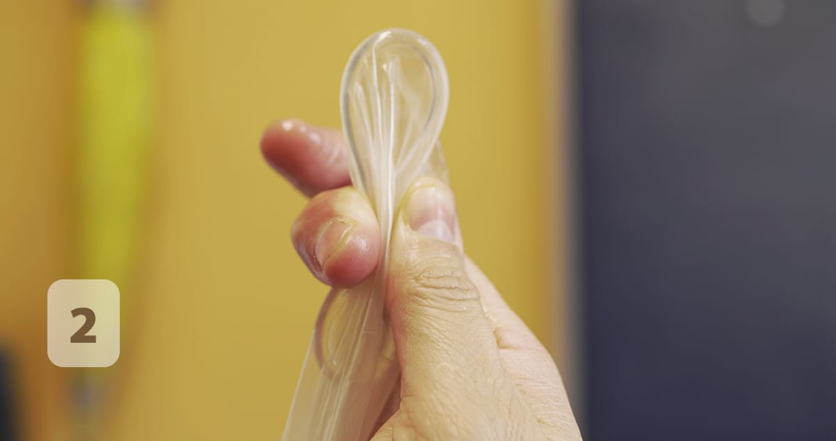 Segundo paso para usar condón femenino: doblar el anillo