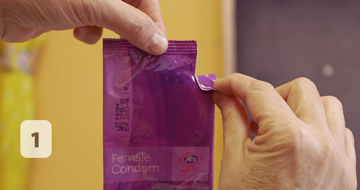 Primer paso para usar un condón femenino: abrir el envase