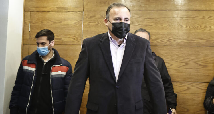 El humorista Paul Vásquez durante una rueda de prensa donde se refirió a lo vivido en el Aeropuerto de Santiago.