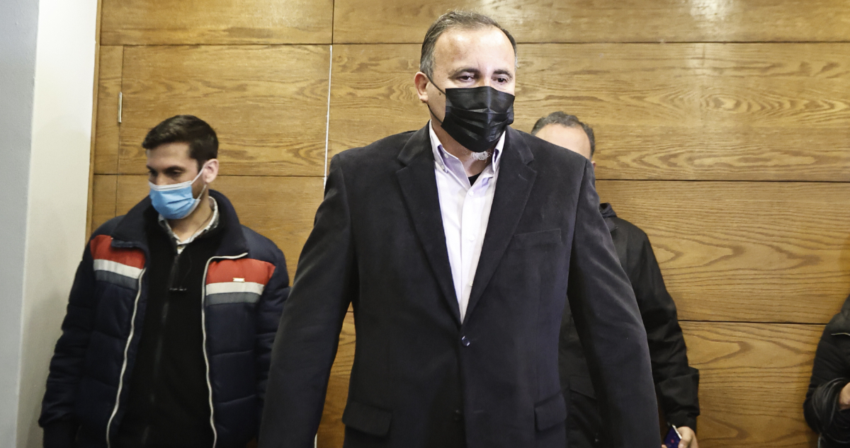 El humorista Paul Vásquez durante una rueda de prensa donde se refirió a lo vivido en el Aeropuerto de Santiago.