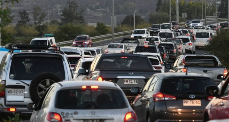 Hasta las 13:00 de este viernes hay “Peaje a luca” para salir de Santiago ante fin de semana largo