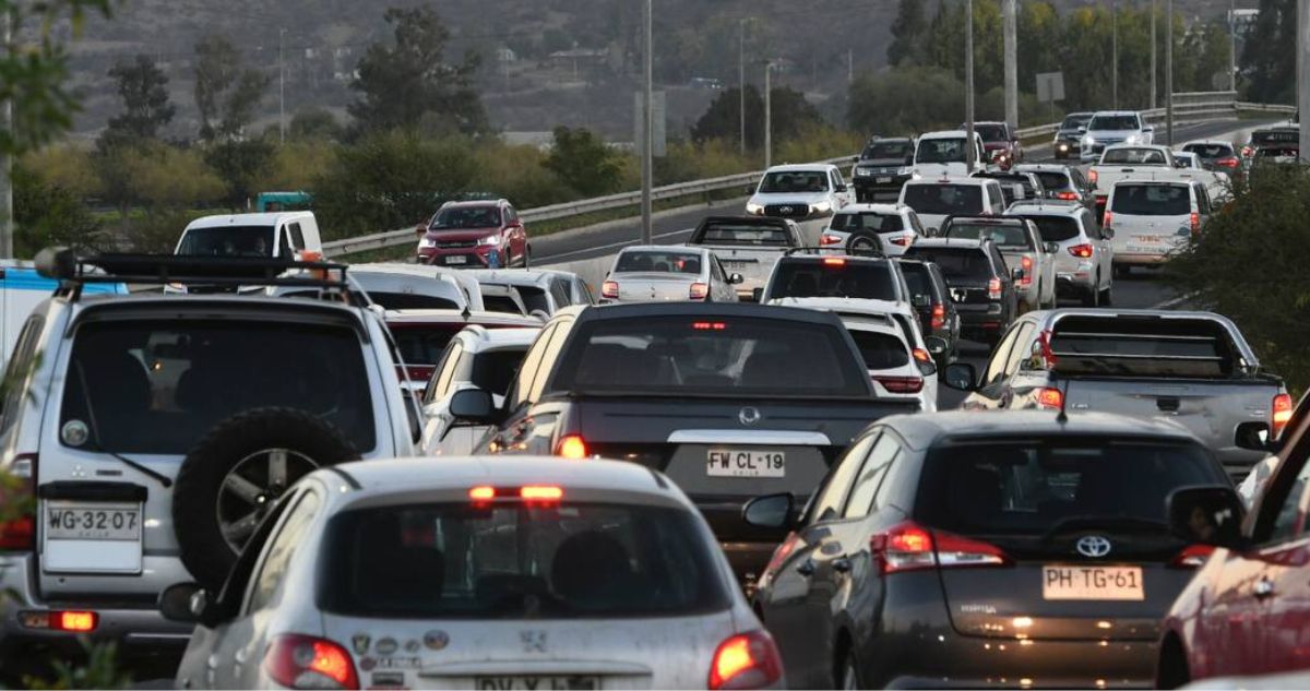 Hasta las 13:00 de este viernes hay “Peaje a luca” para salir de Santiago ante fin de semana largo