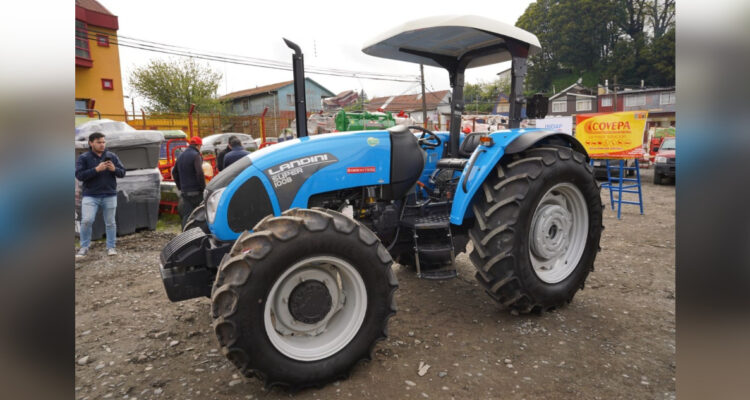 Pequeños ganaderos de Palena reciben tractor