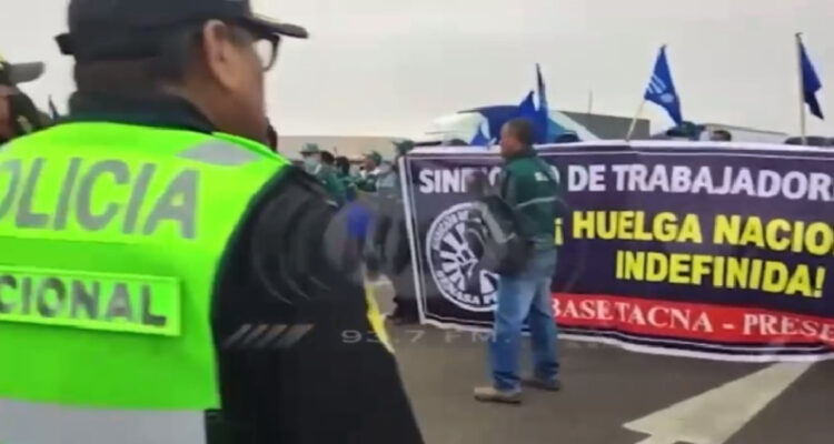 Trabajadores peruanos bloquean frontera con Chile en medio de manifestación