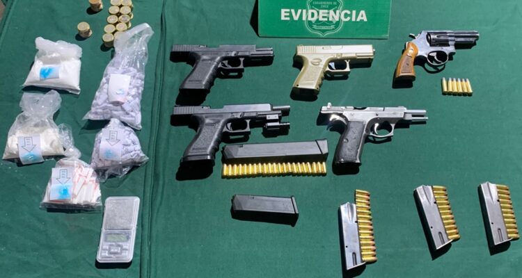 Incautan pistolas, droga y autos robados tras denuncia de disparos en Recoleta: hay un detenido